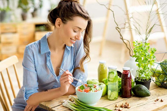 Người đau dạ dày nên ăn chậm nhai kỹ để thức ăn được nghiền nhuyễn và tiêu hóa tốt hơn