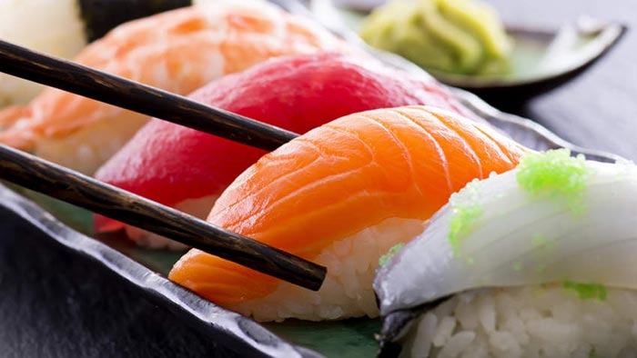 Người bệnh nên tránh các món thịt/cá sống như sushi, sashimi, đồ tái,... để bảo vệ sức khỏe dạ dày