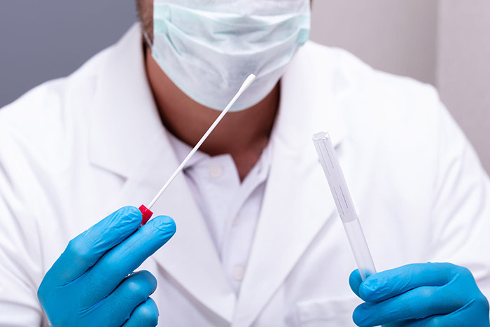 Test nhanh là hình thức xét nghiệm tầm soát nên độ chính xác sẽ thấp hơn so với xét nghiệm RT-PCR