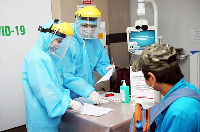 Nhân viên y tế bệnh viện Hồng Ngọc đang thực hiện lấy mẫu test nhanh Covid-19