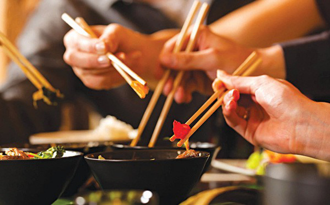 Đau dạ dày có thể lây qua đường miệng - miệng khi dùng chung bát đũa, cốc chén, thìa