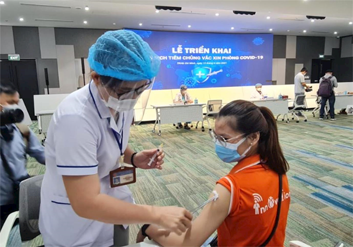 Tại Việt Nam đang thực hiện tiêm vacxin Covid-19 miễn phí cho toàn dân
