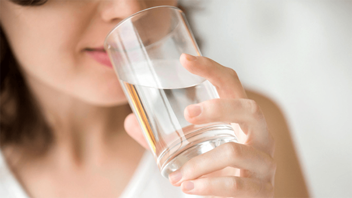 Mỗi ngày uống 2-2,5l nước giúp điều hòa nhiệt độ cơ thể, cải thiện hệ miễn dịch