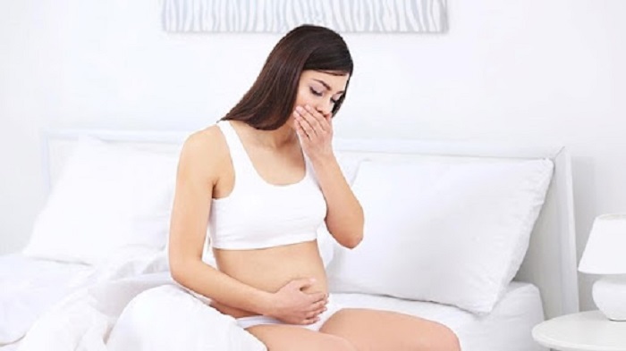 Khi đau dạ dày trong thai kỳ, luồng hơi - acid  từ dạ dày trào lên thực quản khiến mẹ bầu bị ợ hơi, ợ chua.