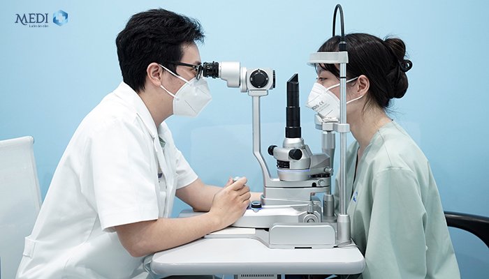 Khám mắt là một trong những danh mục khám sức khỏe định kỳ cho nhân viên quan trọng