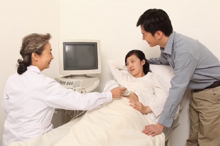 Mẹ bầu nên đến gặp bác sĩ để được thăm khám và điều trị đúng cách khi có các dấu hiệu đau dạ dày khi mang thai 3 tháng đầu