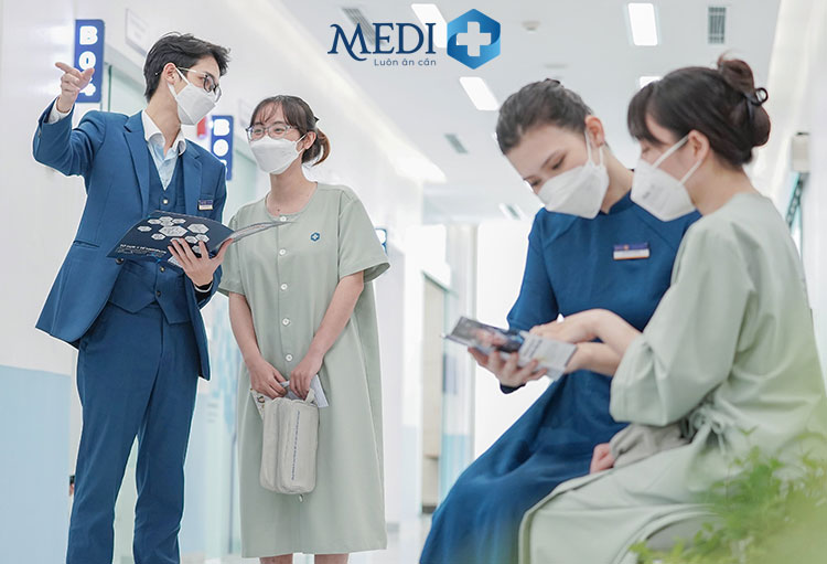 Đội ngũ nhân viên ân cần, chu đáo hướng dẫn người bệnh