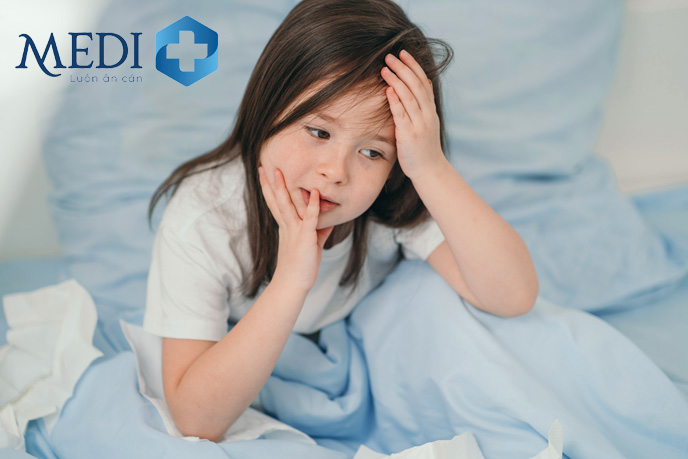Trẻ bị cảm lạnh cũng là yếu tố tăng nguy cơ mắc viêm VA