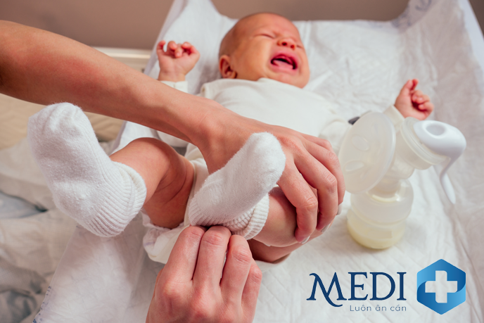 Trẻ sơ sinh và trẻ nhỏ là đối tượng nguy cơ cao mắc bệnh tay chân miệng.