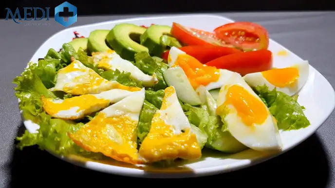 Làm món salad trứng ngỗng cho bà bầu