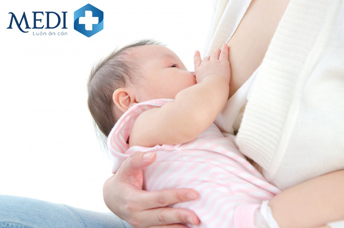 Cho trẻ bú  thường xuyên giúp hỗ trợ tăng đề kháng và giúp tử cung mau hồi phục