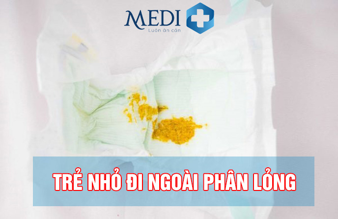 Bé 2 tháng tuổi đi ngoài phân lỏng sủi bọt