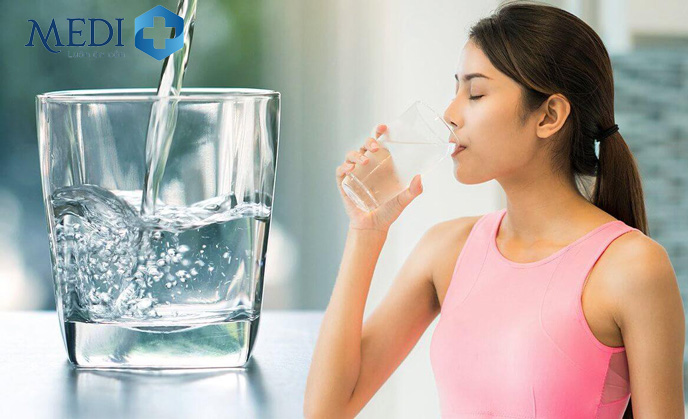 Uống đủ 2 lít nước mỗi ngày giúp ngăn ngừa táo bón, giảm thiểu nguy cơ bị trĩ
