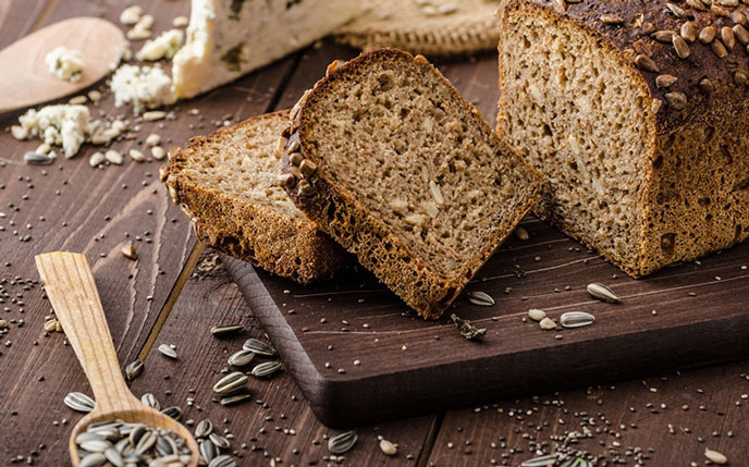Bánh mì ngũ cốc chứa nhiều loại chất xơ, tốt cho đường ruột