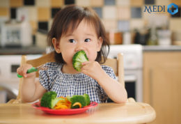 Trẻ bị tiêu chảy nên ăn gì uống gì để nhanh lại sức?