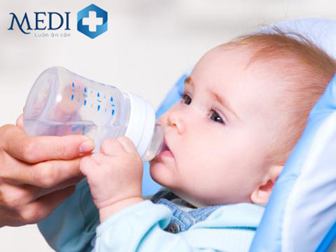 Trẻ bị tiêu chảy cần bù nước nhiều hơn ngày thường