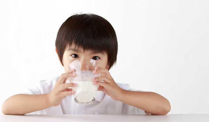 Cha mẹ cũng cần lưu ý thời điểm cho trẻ uống sữa