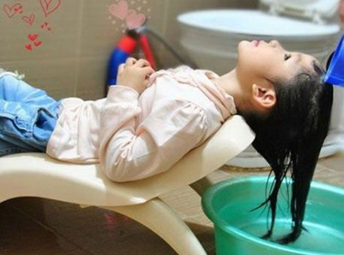 Tắm gội thường xuyên giúp ngăn ngừa tình trạng nhiễm nấm da đầu ở trẻ