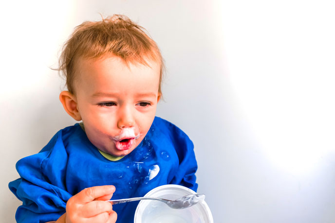 Không nên cho trẻ ăn sữa chua khi trẻ đói