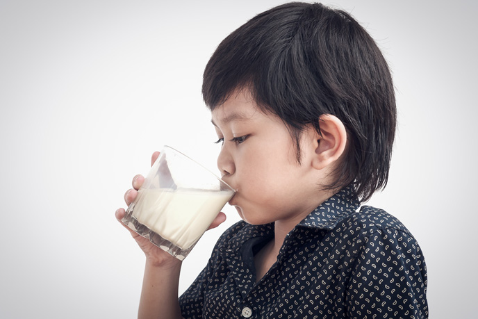 Bố mẹ chỉ nên cho trẻ uống liều lượng sữa tươi theo đúng độ tuổi