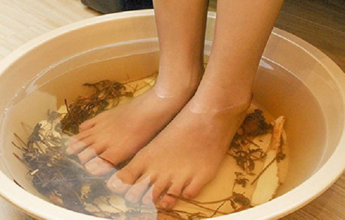 Ngâm tay chân trong nước ấm chứa thảo dược thiên nhiên giúp giảm đau do viêm đa khớp