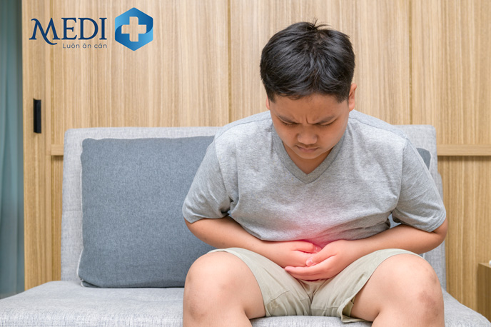 Ngộ độc thức ăn là một trong những nguyên nhân khiến trẻ bị đau bụng quanh rốn
