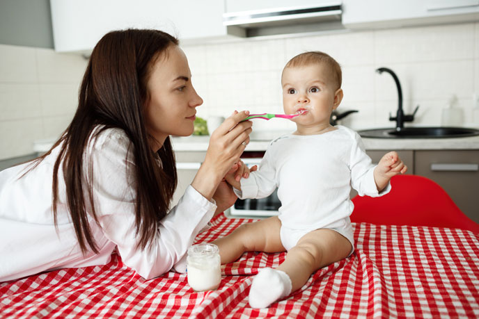 Mẹ có thể cho bé ăn sữa chua từ 6 tháng tuổi trở lên