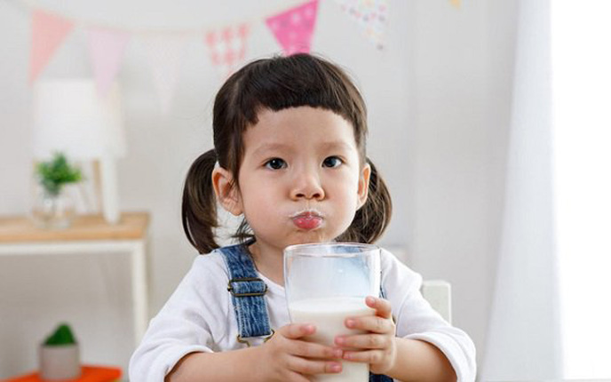 Trẻ em uống sữa tươi nhiều có tốt không?