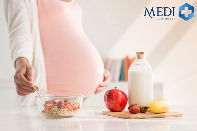 Uống 1-2 ly sữa trong 3 tháng đầu thai kỳ giúp bổ sung đầy đủ canxi cho mẹ và bé