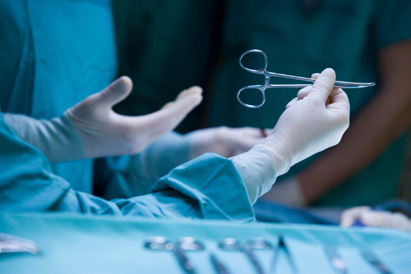Người bệnh có búi trĩ lớn, gây đau đớn nặng nề sẽ cần can thiệp phẫu thuật cắt trĩ