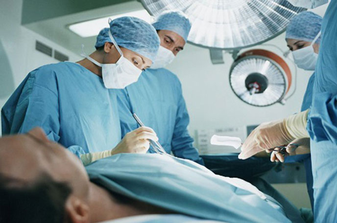 Bệnh nhân được gây mê để thực hiện phẫu thuật nên hoàn toàn không gây đau