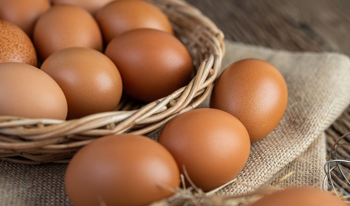 Trứng gà sống chứa nhiều thành phần dinh dưỡng thiết yếu