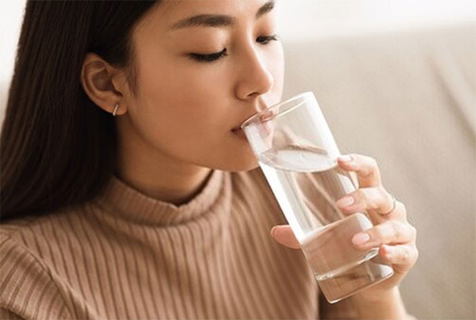 Uống đủ nước phòng tránh tình trạng táo bón và bệnh trĩ