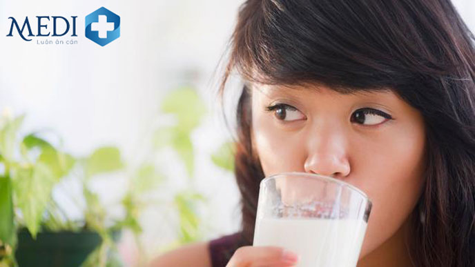 Không nên uống sữa khi đói để tránh các triệu chứng khó chịu