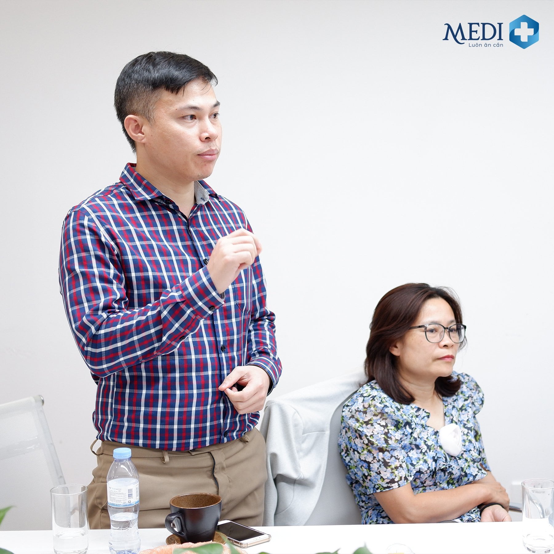 Các bác sĩ, chuyên gia trong lĩnh vực mạch tiến hành đặt câu hỏi, thảo luận về tính ứng dụng của kỹ thuật can thiệp mạch tại Việt Nam