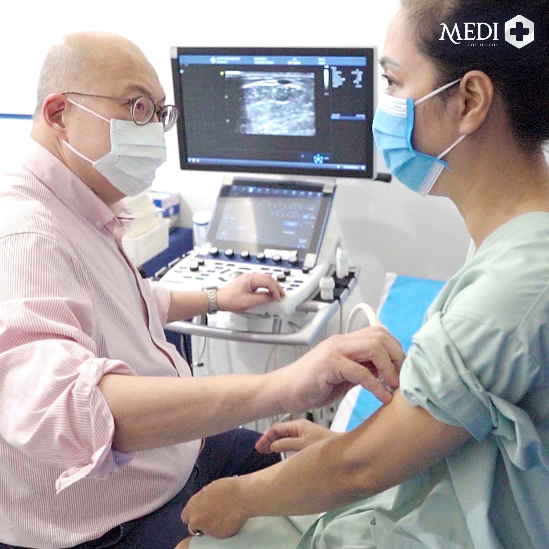 Tiến sĩ Benjamin Chua tiến hành siêu âm cho bệnh nhân