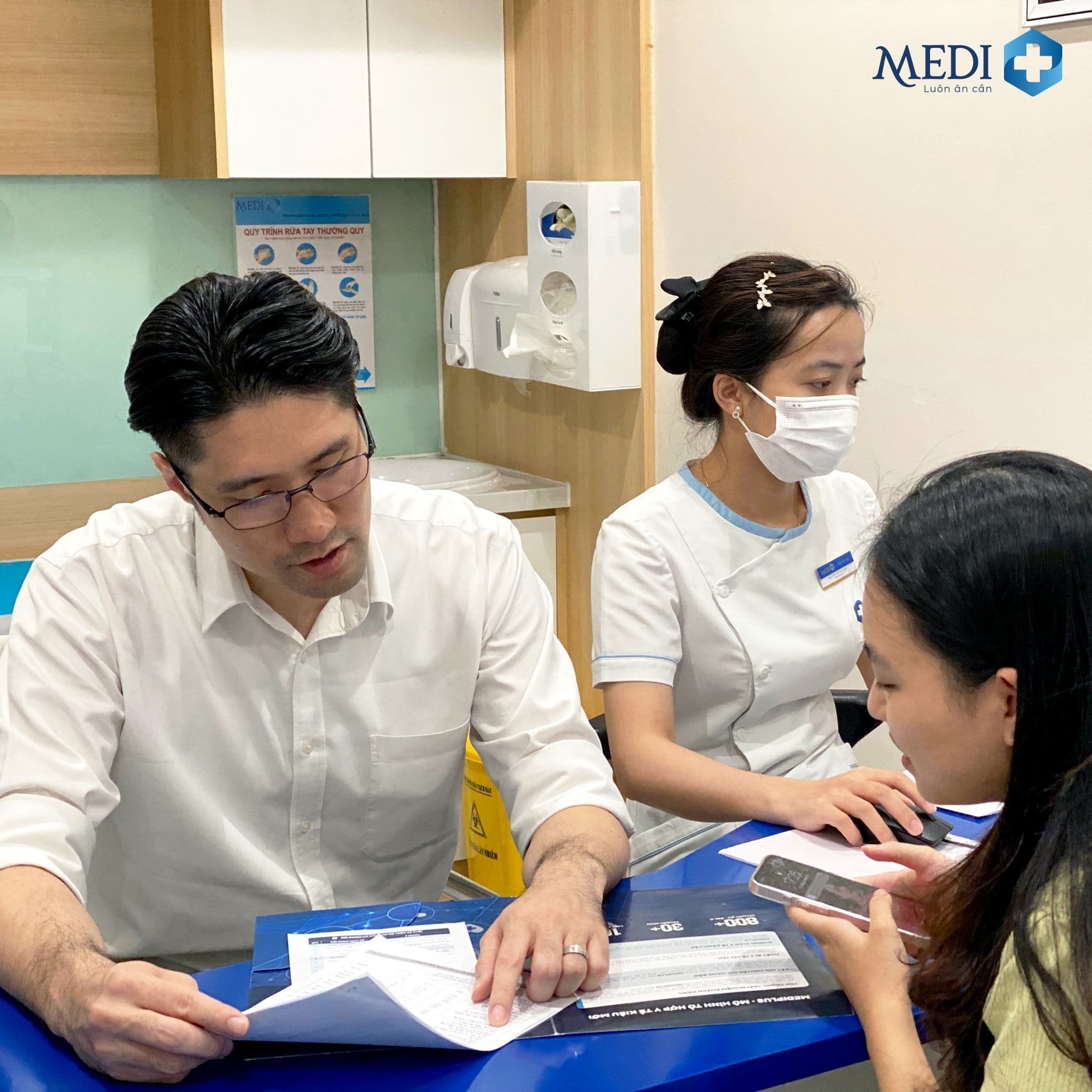Tiến sĩ Chen Min Qi thăm khám lâm sàng và tìm hiểu tiền sử bệnh của bệnh nhân