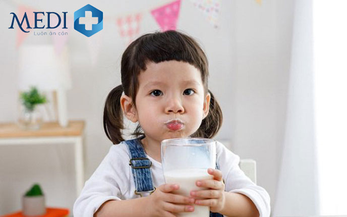 Sữa là thực phẩm bổ sung Canxi rất tốt cho trẻ