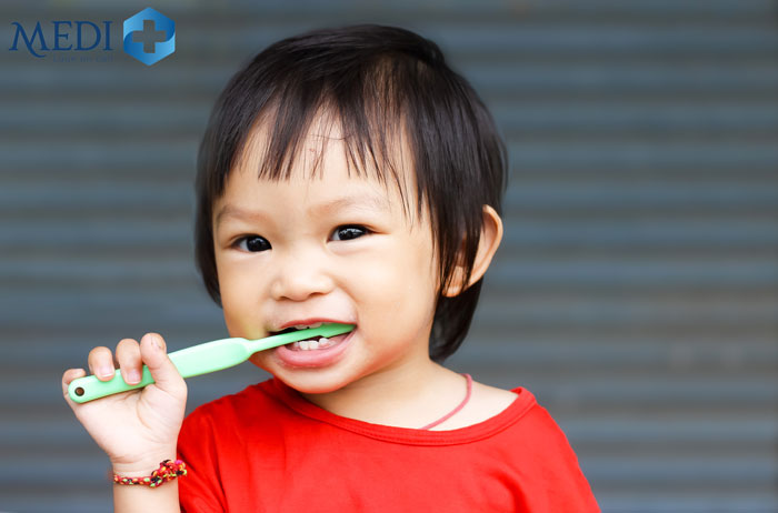 Bố mẹ nên hướng dẫn trẻ vệ sinh răng miệng đúng cách và xây dựng thực đơn ăn uống lành mạnh