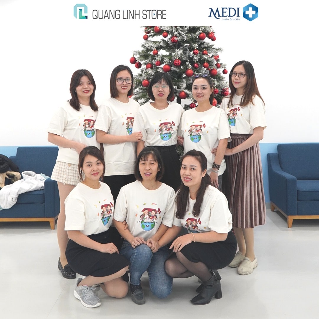 Hàng chục chiếc áo góp quỹ xây “Điểm trường yêu thương” của team Quang Linh Vlogs và Hoa hậu Thùy Tiên đã được gửi tặng