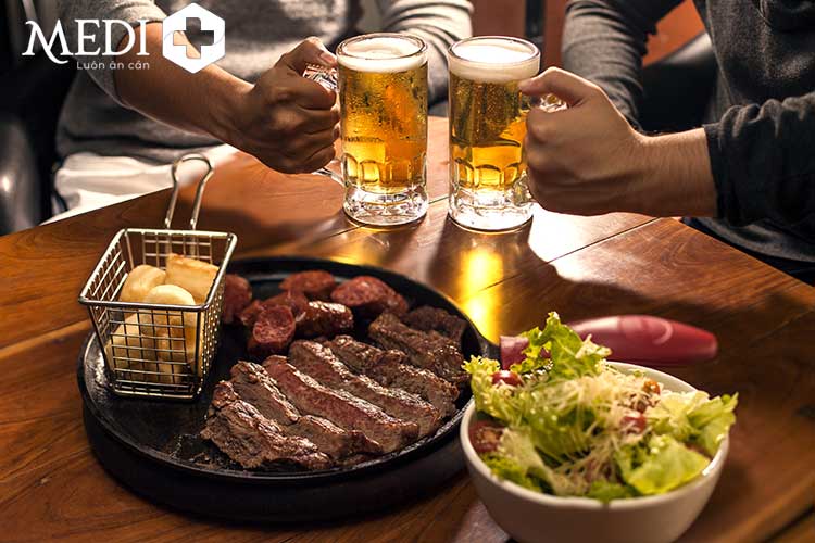 Ăn nhiều thịt đỏ và uống rượu bia thời gian dài làm bệnh gout tiến triển nặng