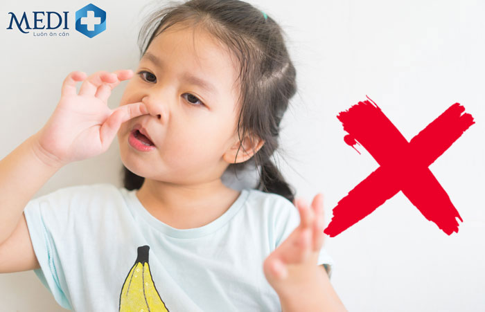 Tuyệt đối không cho trẻ dùng tay ngoáy, móc hoặc chà xát vùng mũi