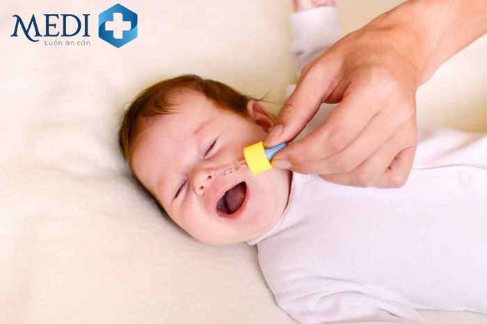 Vệ sinh mũi họng cho trẻ hàng ngày để loại bỏ những tác nhân gây bệnh 