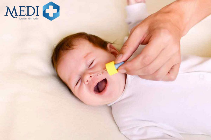 Vệ sinh mũi họng cho trẻ hàng ngày để loại bỏ những tác nhân gây bệnh 