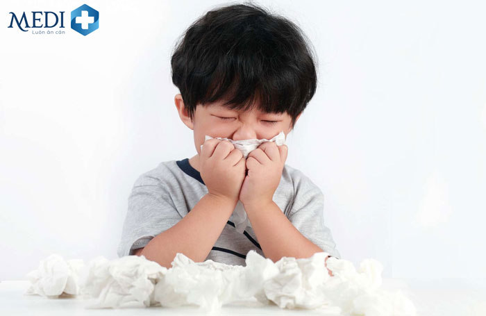 Viêm mũi dị ứng gây cho trẻ khó chịu, quấy khóc, chán ăn 