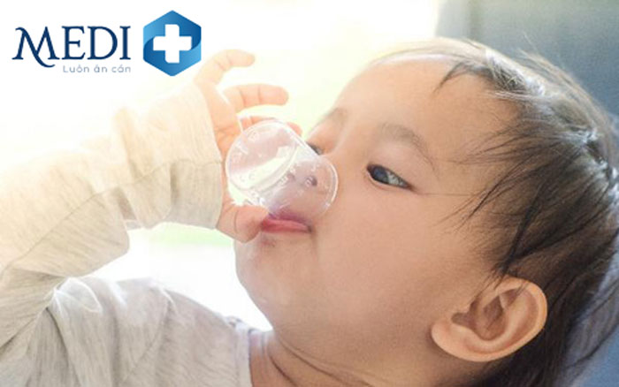 Cho trẻ uống oresol để bù nước và chất điện giải