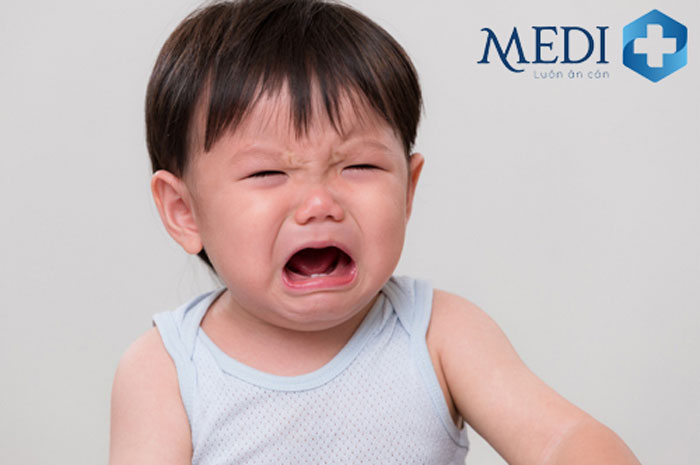 Trẻ có thể kích thích quấy khóc khi mệt mỏi và bị mất nước
