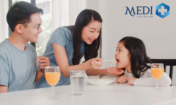 Bố mẹ có thể linh hoạt nghiền thuốc tẩy giun vào thức ăn để trẻ dễ uống hơn