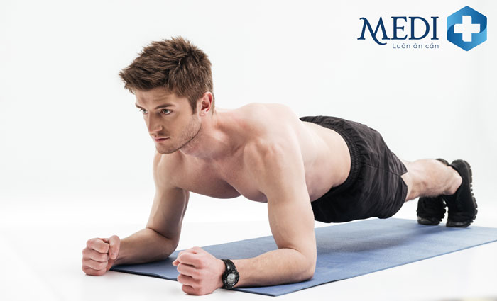 Plank là bài tập hỗ trợ chữa yếu sinh lý cho nam giới vô cùng hiệu quả tại nhà