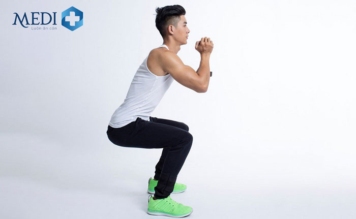 Squat là bài tập tập trung chủ yếu vào cơ chân và hông